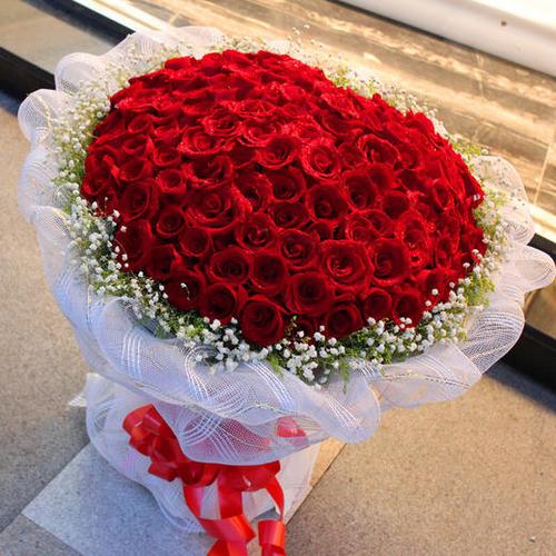 心爱的女人拥抱爱情99朵玫瑰大花束送女朋老婆爱人生日表白情人节礼物