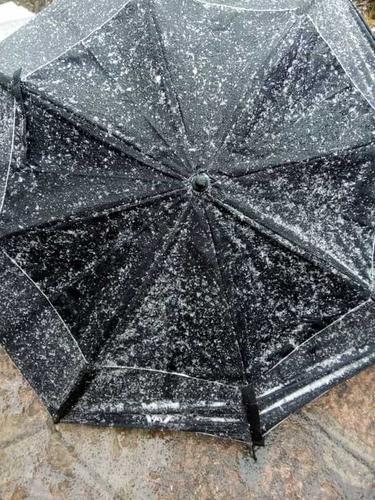        飘起的小雪让雨伞变雪伞