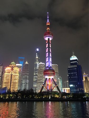 东方明珠广播电视塔,塔高约468米,上海地标性建筑之一.