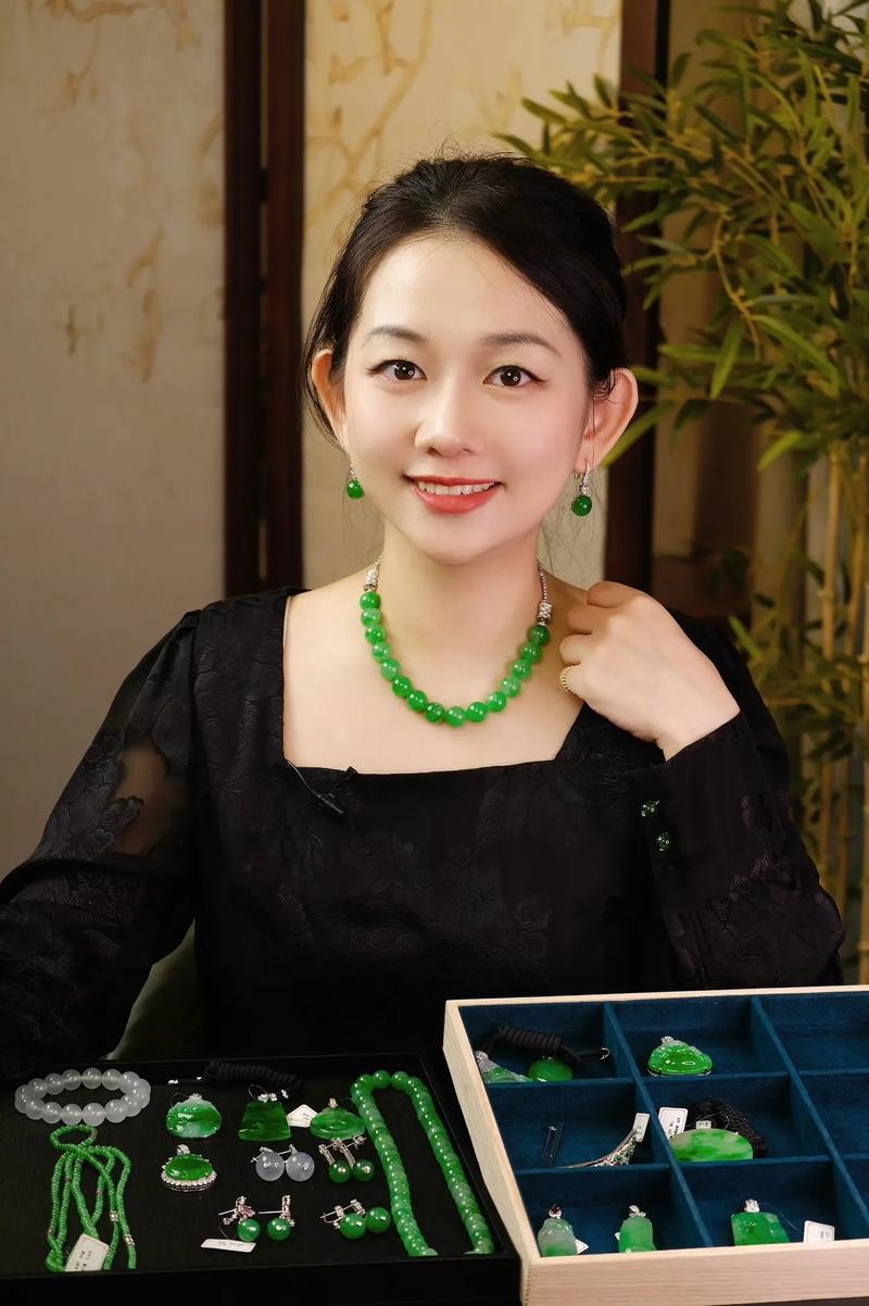 翡翠,最能展现东方女性之美93.可以一款两戴的满绿翡翠珠链  - 抖音