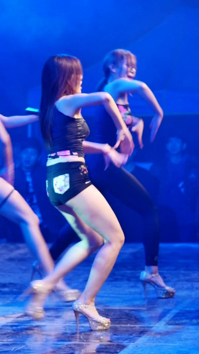 20 (bambino)韩国女团热舞现场版秀身材露大腿1080p超清