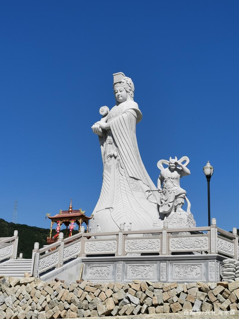福建省莆田市第二十四尊大型妈祖石雕像在秀屿区灵川镇灵岩寺落成