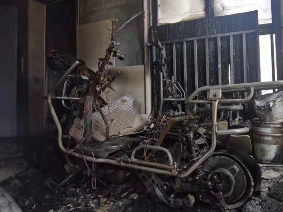 起火原因现场惨不忍睹……一住户的电动车爆炸其中一栋楼的15层6月14