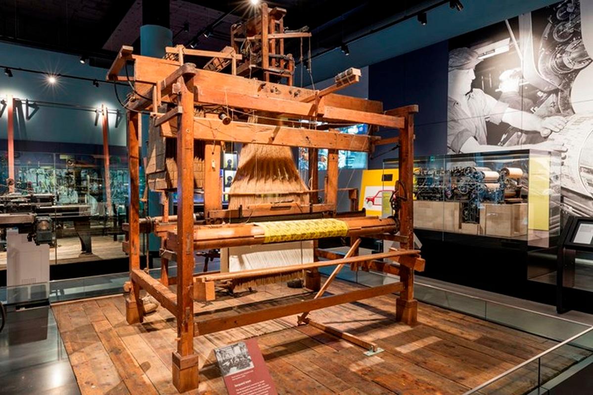 这项发明不仅彻底改变了纺织业,而且为可编程机器的概念播下了种子