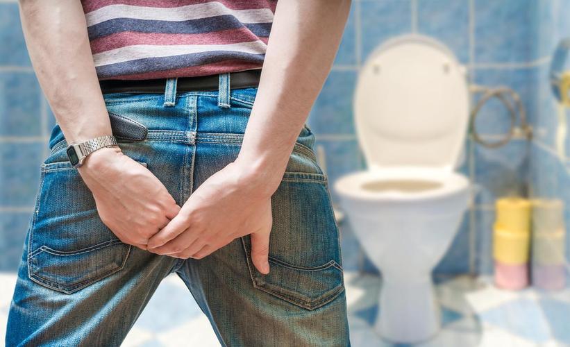 着屁股痛苦的便秘感男人拿着卫生纸卷走到一个公共厕所尴尬表情图片共