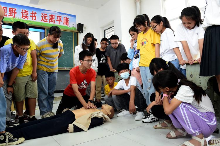 7月19日,大学生志愿者在颍上县古城镇中心学校向孩子们传授医疗应急
