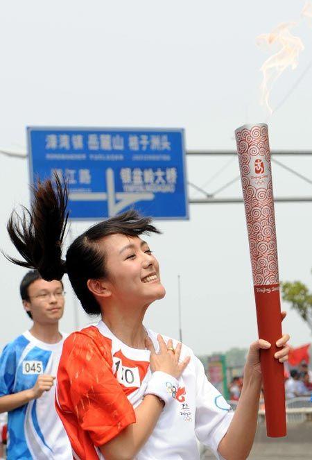 汪涵今天担任湘潭站第22棒火炬手,并顺利完成了自己负责的100米传递