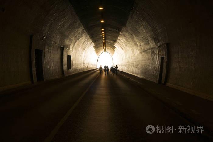 人们去隧道尽头的灯光下