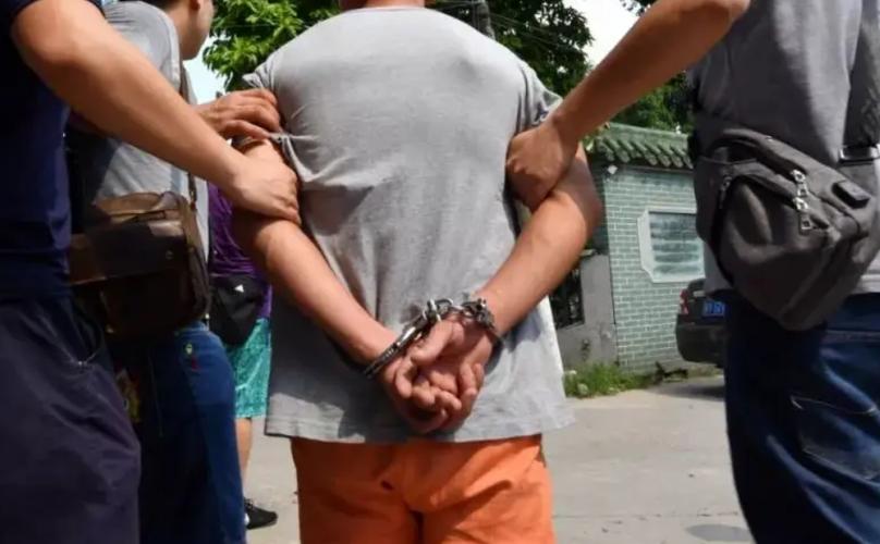 2014年,辽宁男子贩毒被抓,手机翻出多张明星合影和三串奇怪数字