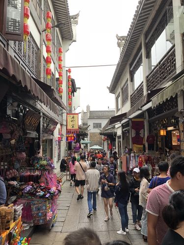 汴河街是一条步行街,街道两旁有各种各样的小吃和旅游文化产品.