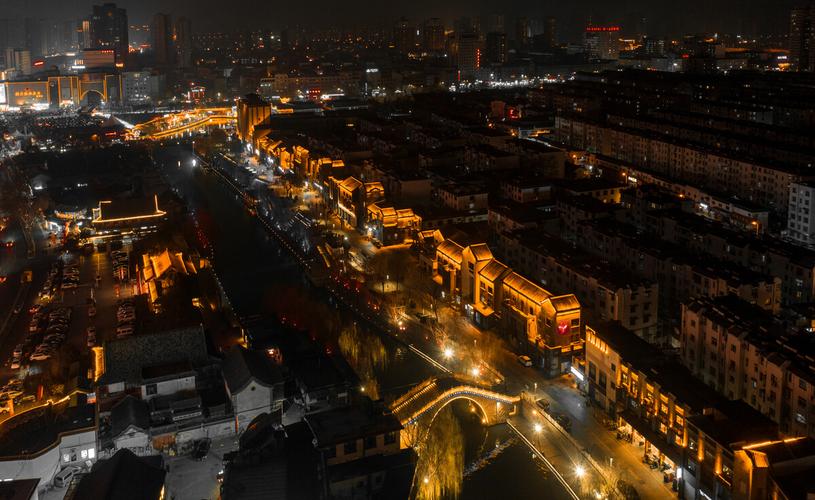 运河夜景京杭运河穿越山东济宁市沿岸名胜古迹与高楼交相辉映璀璨夜色