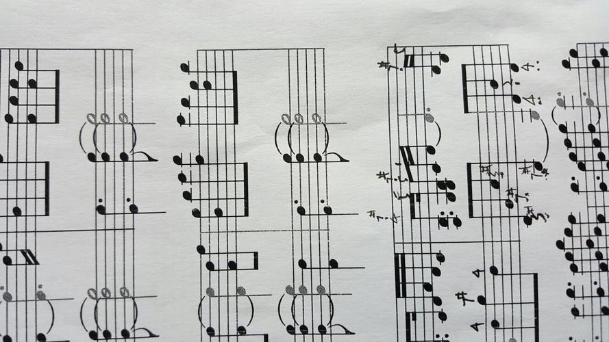 关于钢琴的指法.图一的右手部分和图二图三的左手部分怎么弹?