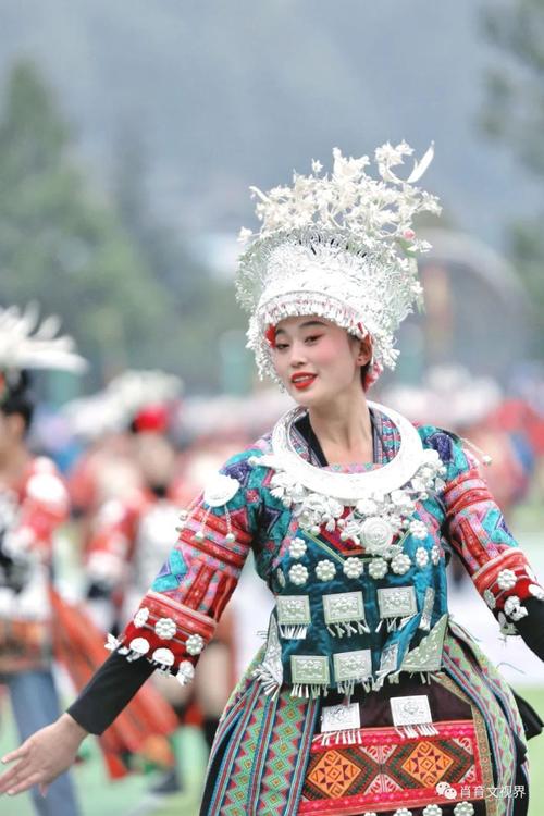 超级震撼贵州雷山上万名苗族同胞盛装游演过苗年打造沉浸式苗族文化