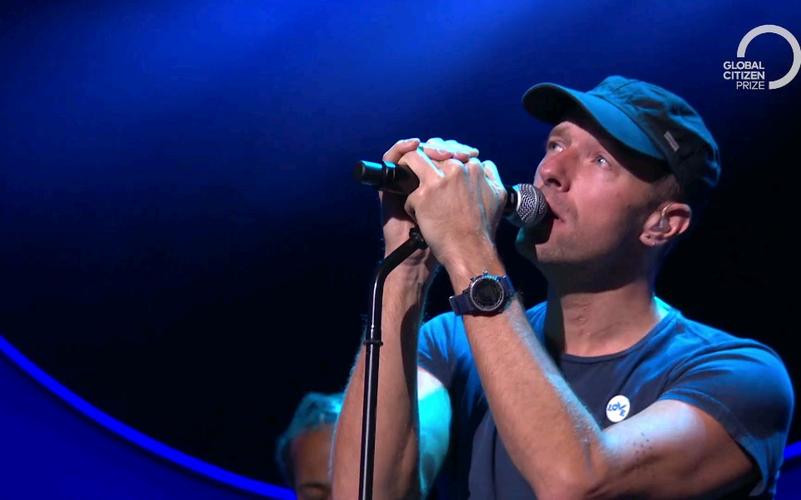 crown with chris martin-live at global citizen prize 2019