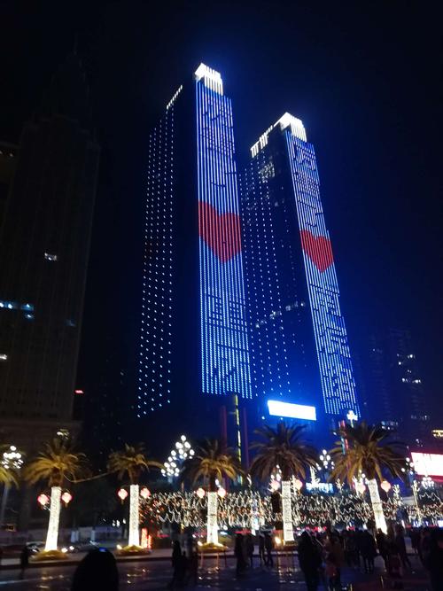这里是皇冠国际.看看上面的灯光广告,历害了重庆,历害了南滨路.
