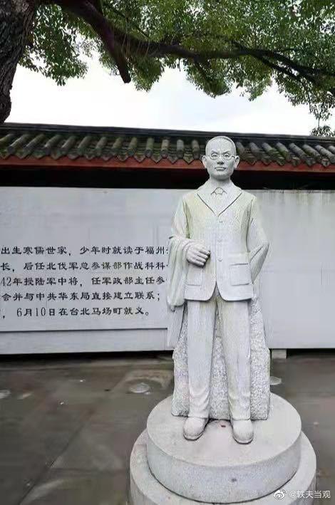 吴石塑像
