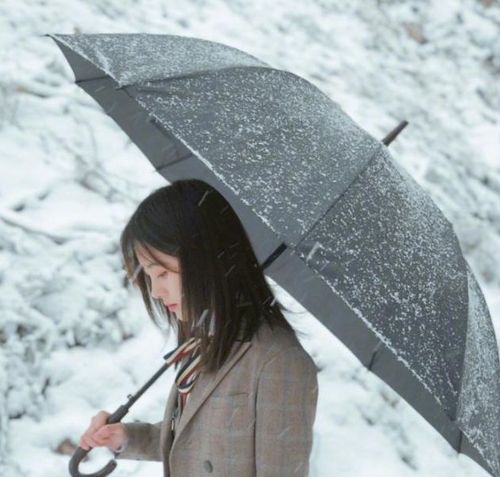 珍贵旧照片:冯提莫遮阳姿势俏皮可爱,鞠婧祎撑着雨伞很是唯美