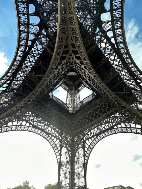 埃菲尔铁塔,作为法国首都巴黎的标志性建筑之一,无疑是全球最著名的