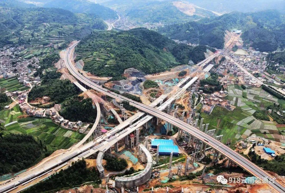 昆楚高速公路扩建工程是云南省会昆明通往滇西,滇西北,滇西南及藏区的