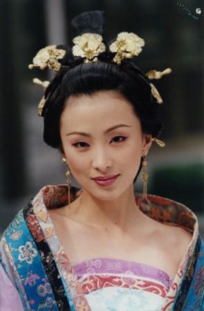林静在《无敌县令》的"龙雀配"单元里饰演梅妃,扮相高贵优雅.