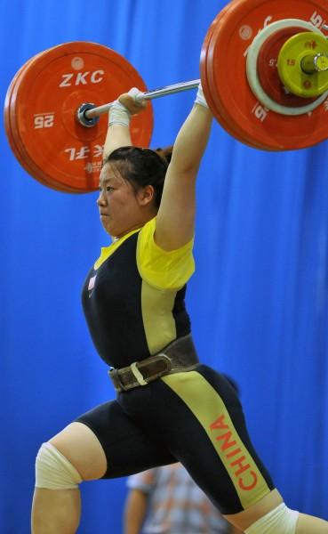 当日,在海南省海口市举行的全国女子举重锦标赛75公斤级比赛中,林婷婷
