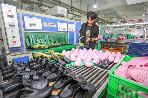 2021年3月8日,福建晋江,近期是凉鞋生产旺季,在福建晋江一鞋厂,工人