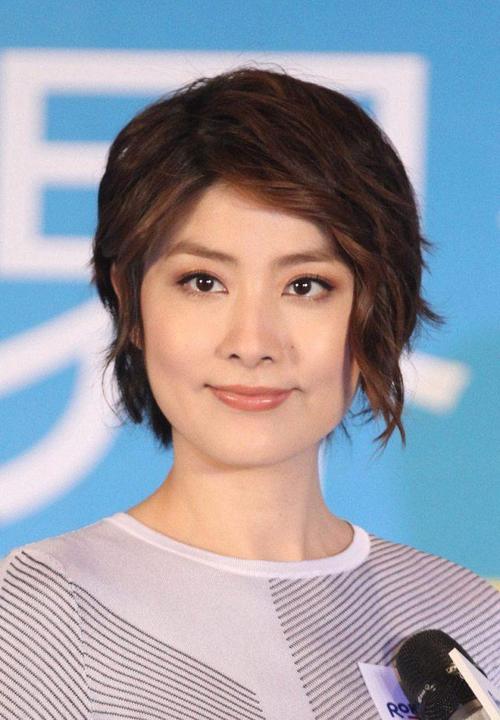 陈慧琳的脸型偏方型,比起长发微卷的短发更适合她,微卷的头发完美地