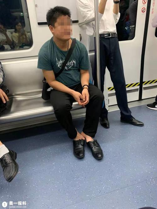 地铁3号线一男子公共场所脱鞋您不知道您脚臭吗