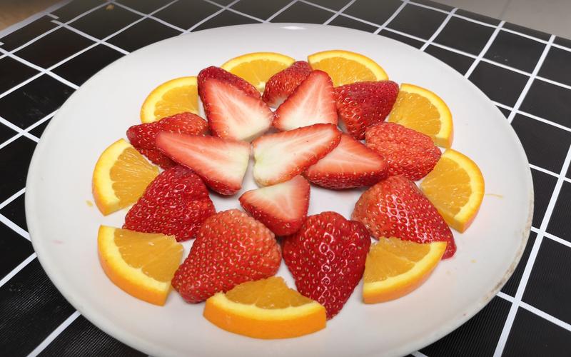 教你用草莓做一个高颜值的水果拼盘,简单漂亮,上桌家人都夸好