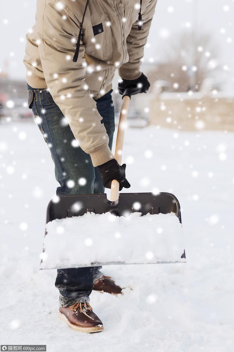 交通,冬天,人车辆的特写的人挖雪用铲子
