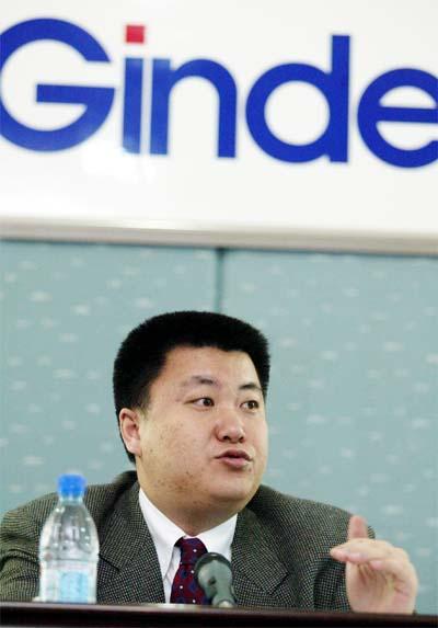 跟徐明,尹明善一样,金德俱乐部董事长张澎也是一个民营企业家,同样