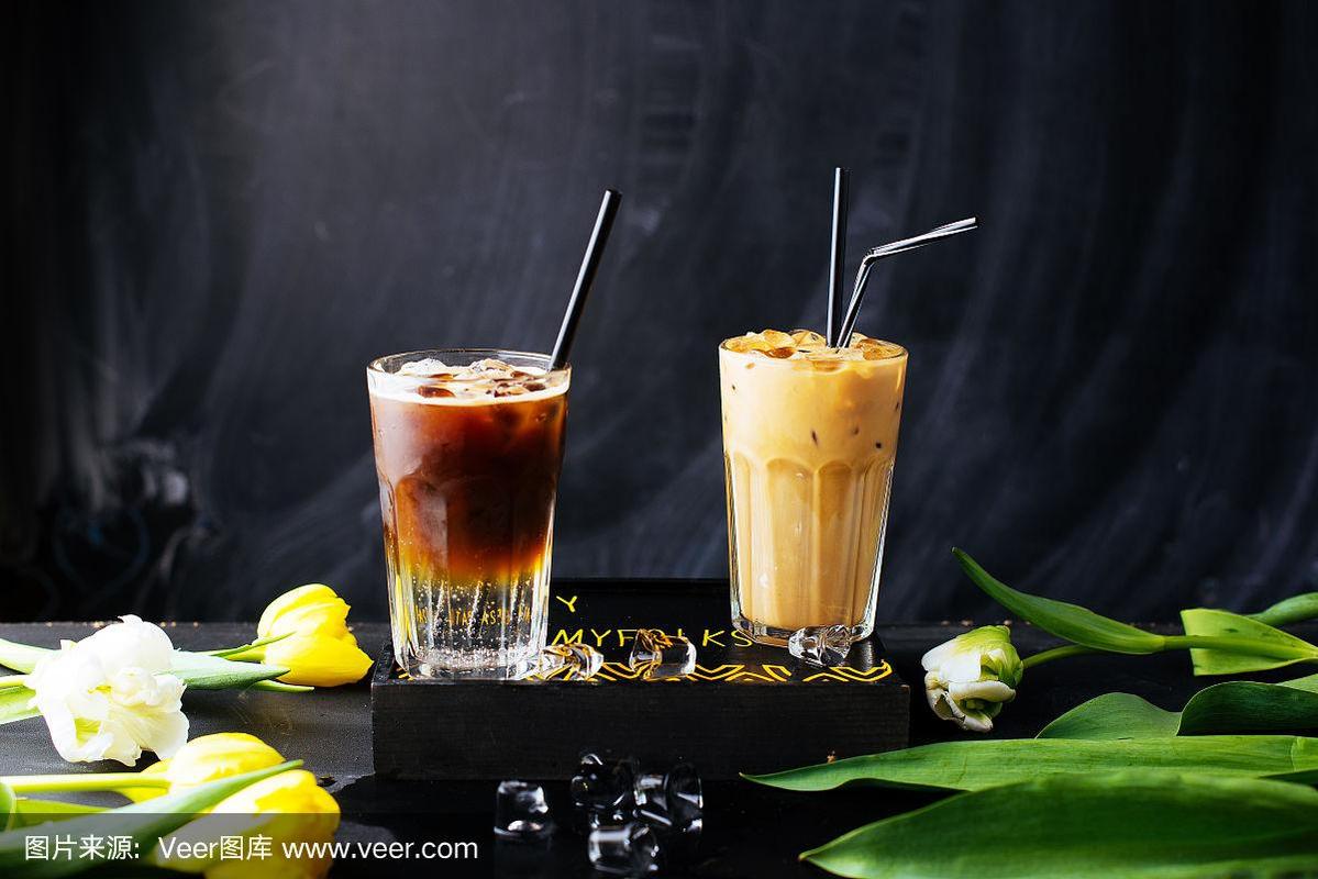两杯冰咖啡饮料与冰块在黑色背景.
