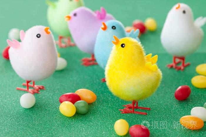 五颜六色的小小鸡用于欢快的复活节装饰