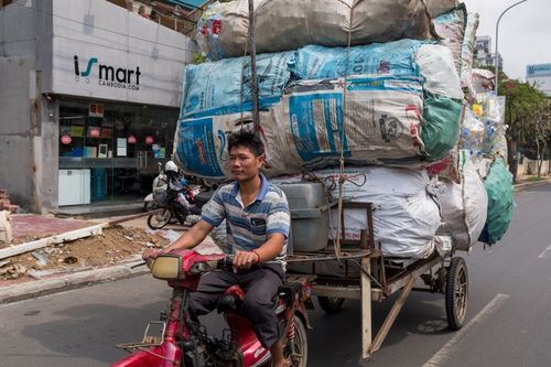 实拍柬埔寨马路上的摩托车载人拉货秒杀汽车奇葩方式用到极致