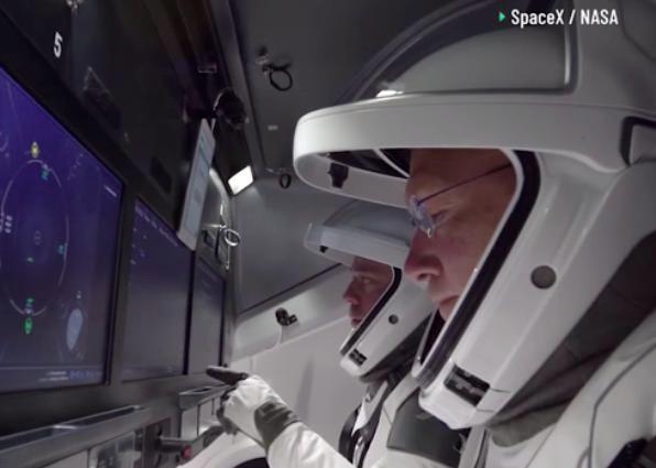 宇航员在龙飞船驾驶舱内的情景