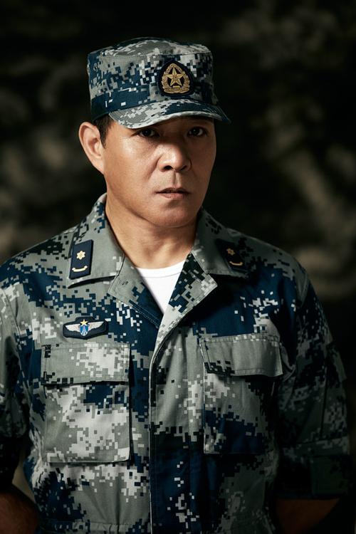 娱乐 正文 近日,军人出身的影视演员王超一身空军迷彩服加身完美诠释