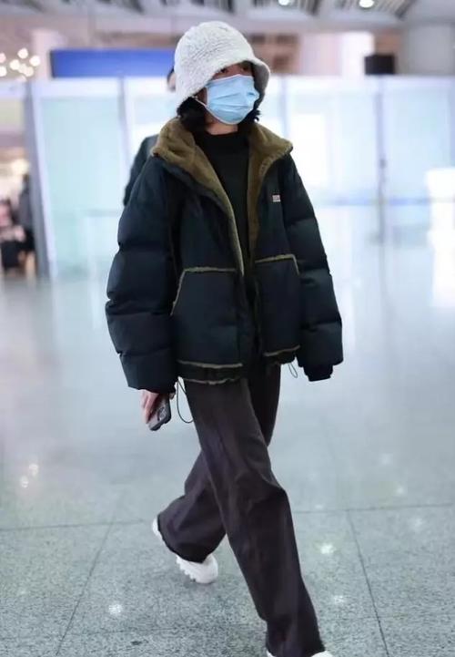 张子枫年后机场首秀中性风穿搭自成一派戴盆帽气质好乖巧