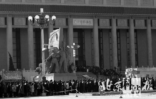 各地群众自发前往毛主席纪念堂瞻仰伟人风采