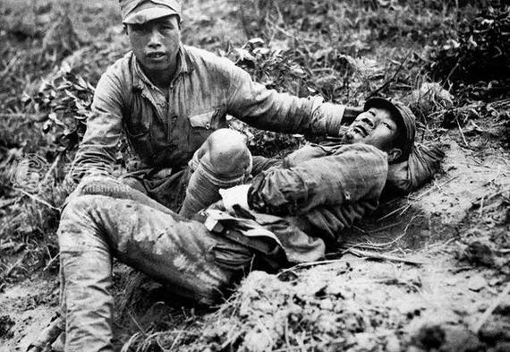青山处处埋忠骨 抗战中英勇负伤的中国军人 躺在地上看着都疼
