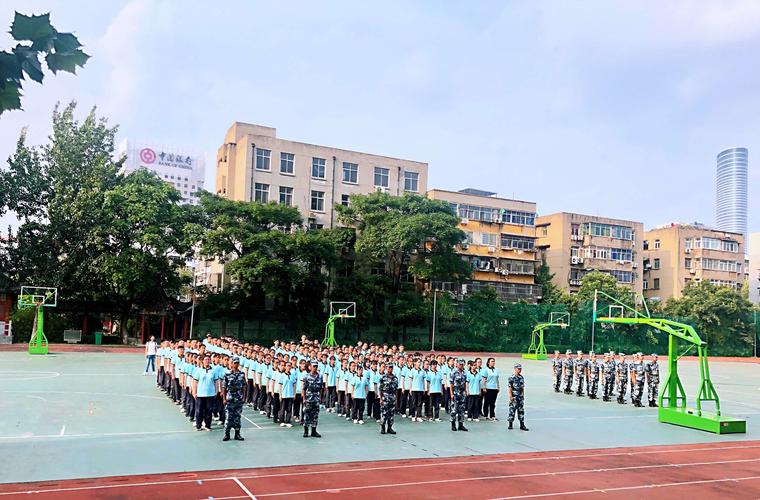 徐州市第五中学孟校长,蒋校长与部队领导出席大会.
