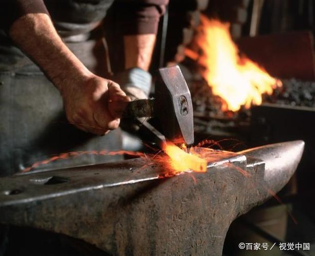 农村铁匠打铁为什么拿大锤的使劲,拿小锤的不用劲,是指挥吗?