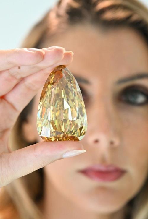 这颗巨型钻石的历史可追溯到1980年代,一个小姑娘在叔叔的花园中玩耍