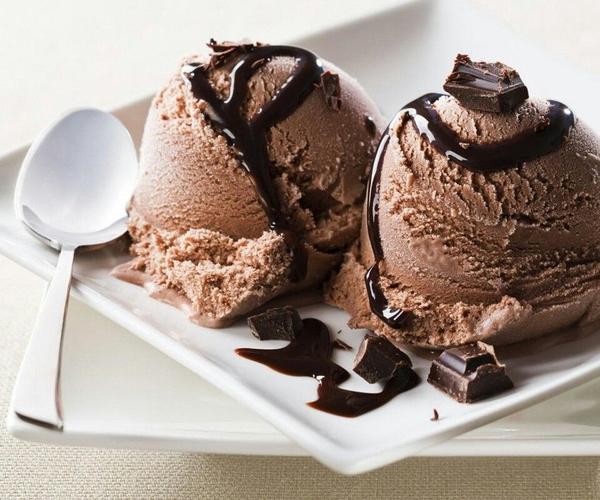 巧克力冰淇淋(只需要奶油和可可粉或巧克力酱还有冰箱就可以完成的)