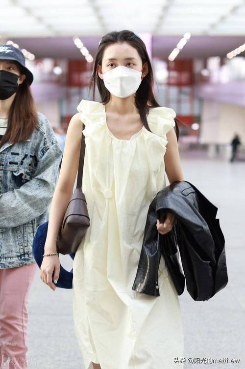 蒋依依现身北京首都机场,身穿白色连衣裙简约清纯