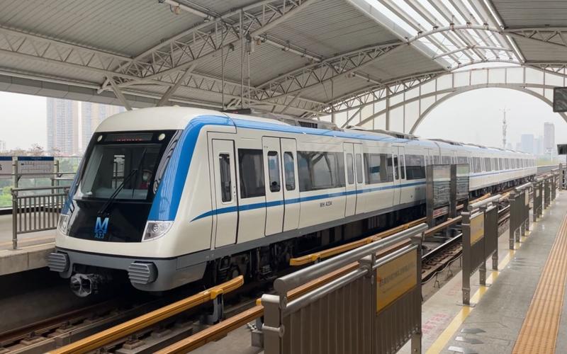 武汉地铁一号线列车双向鸣笛进站先后进入堤角站