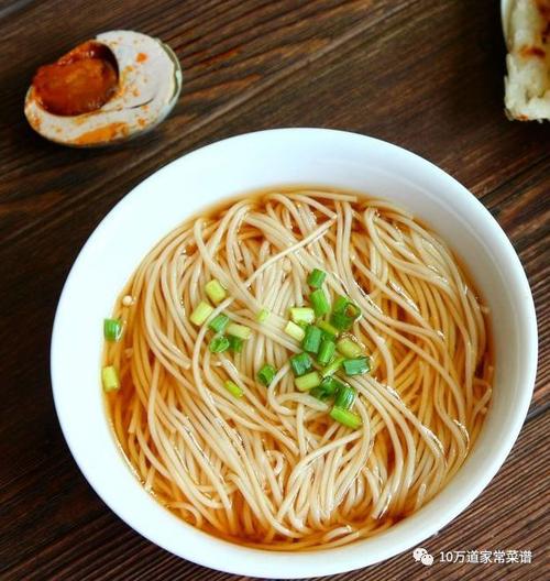炎热夏天就要吃点清淡的快来试试这碗简单易做的清汤挂面吧