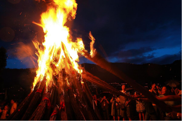 但其实火把节不仅仅是彝族的节日,白族,佤族,纳西族,拉祜族,傈僳族