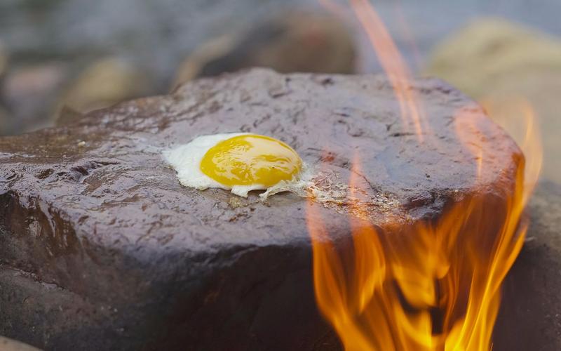 石头上面煎鸡蛋,还可以做蛋卷,惊呆了!