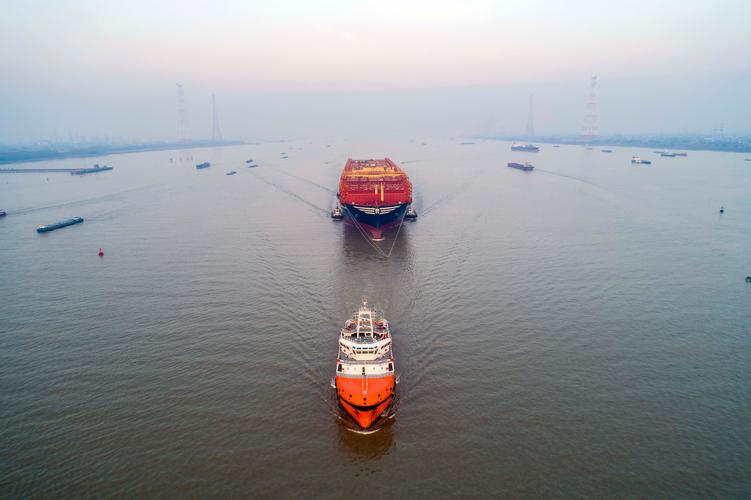 江苏泰州全球最大新造集装箱船进入长江拖航作业