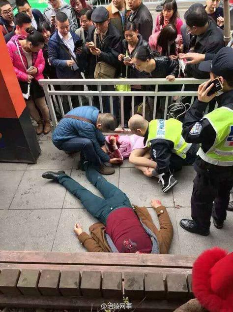 重庆粮油大厦情杀案现场图片曝光 男子捅杀一名女性后自杀
